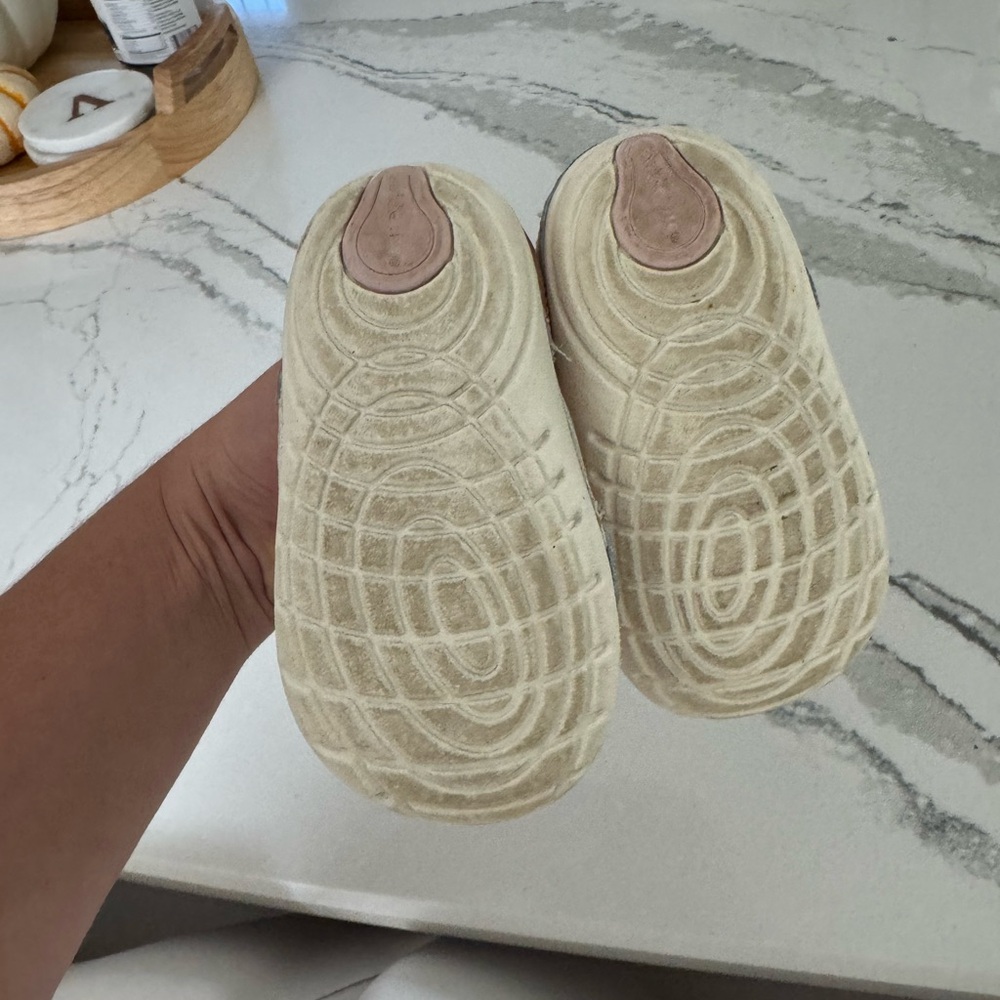 Stride rite size 4.5 adalyn rose gold - Picture 4 of 5